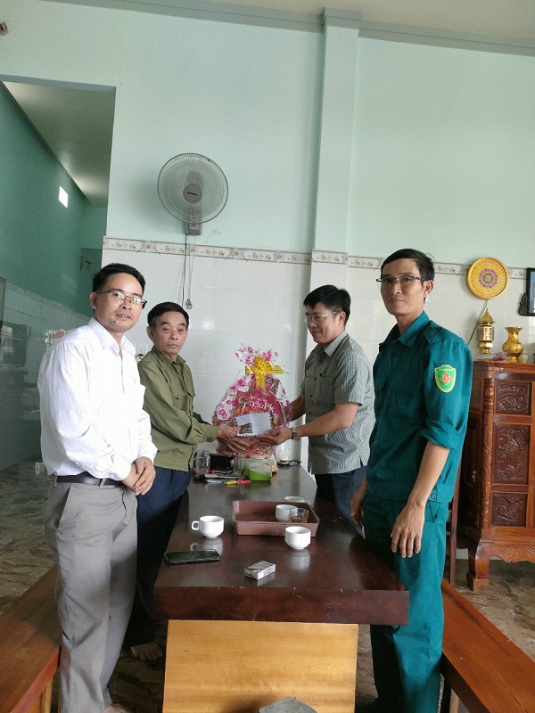 Đảng ủy – HĐND – UBND – UBMTTQVN Xã Ea kly tổ chức đi thăm và tặng quà người có công trên địa bàn xã nhân kỷ niệm 75 năm ngày Thương binh – Liệt sỹ (27/7/1947-27/7/2022)